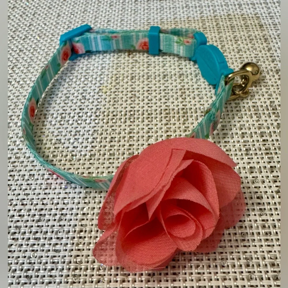 This floral collar is decorated with a rose and is suitable for small dogs and